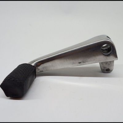 Manivela metálica prateada com cabo preto texturizado