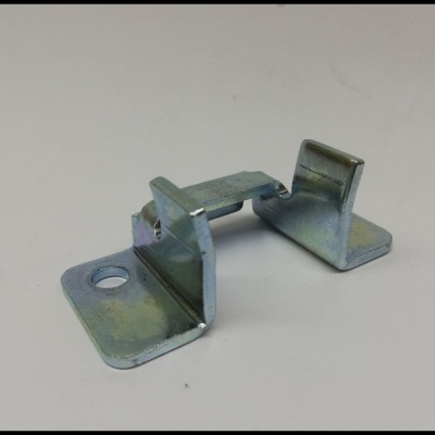 Peça metálica em aço galvanizado com formato angular