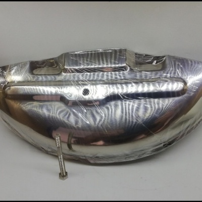 Proteção metálica cromada com parafuso sobre fundo branco