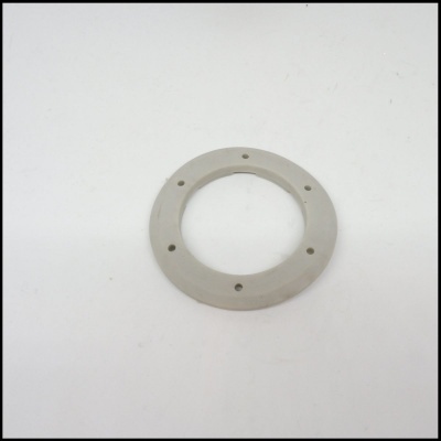 Anel circular cinza com sete orifícios numa superfície branca