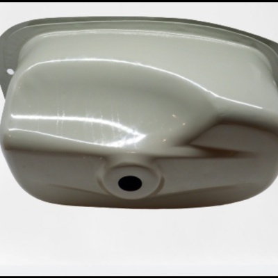 Tanque metálico cinza claro com orifício central e abas laterais para fixação