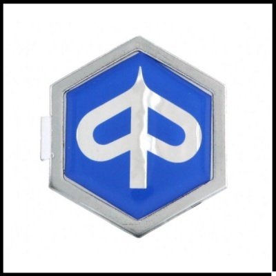 Emblema hexagonal azul com símbolo branco e borda metálica prateada