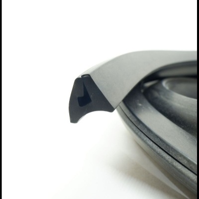 Vedante de borracha preta em fundo branco