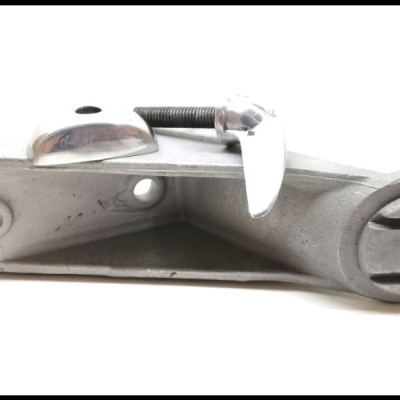 Suporte metálico cinza com parafuso e peça redonda