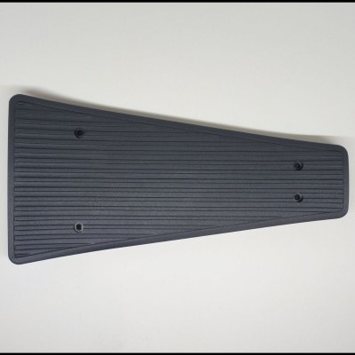 Placa trapezoidal preta com textura e furos para fixação