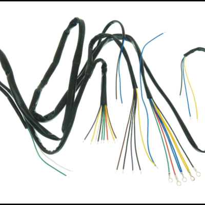 Cabo elétrico com fios coloridos expostos terminal em anel