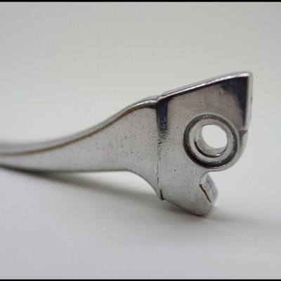 Peça metálica prateada curvada em fundo branco