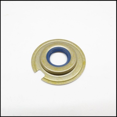 Anel metálico dourado com rebordo azul sobre fundo branco