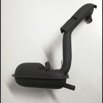 Escape de motor metálico preto com tubo curvo sobre fundo branco