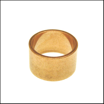 Anel dourado largo e liso