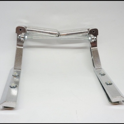 Suporte metálico articulado cromado em superfície branca