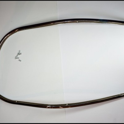 Peças metálicas cromadas curvas e parafusos sobre fundo branco