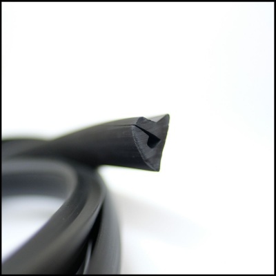 Vedante de borracha preto com formato triangular enrolado