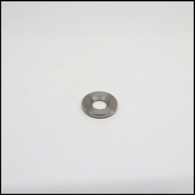 Anel metálico prateado com texto gravado, sobre fundo branco