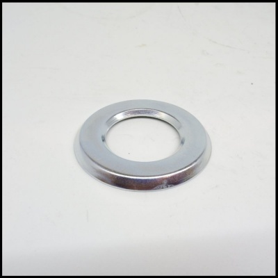 Anel metálico prateado sobre fundo branco