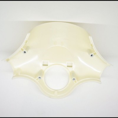 Peça plástica creme com parafusos