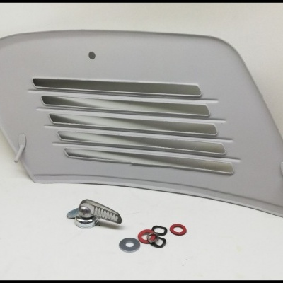 Grelha de ventilação cinzenta com peças pequenas sobre superfície branca