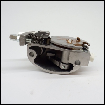 Componente mecânico metálico com mola preta e peça circular