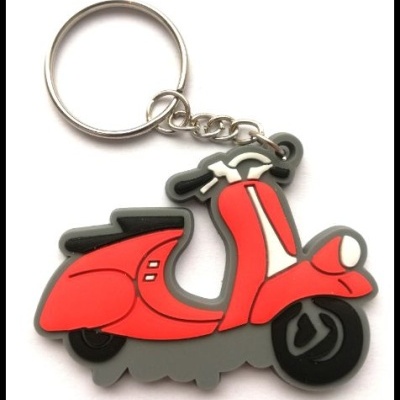Chaveiro em forma de scooter vermelha com argola metálica
