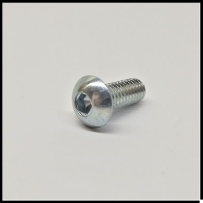 Parafuso metálico prateado com cabeça cilíndrica em superfície branca