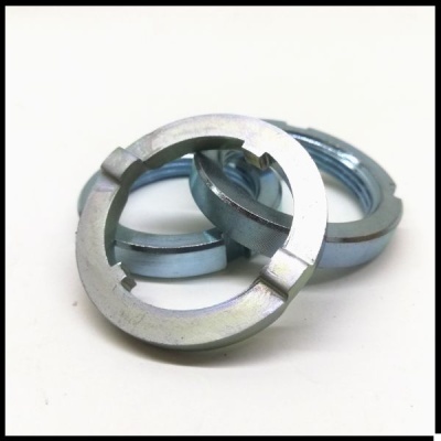 Três anéis metálicos circulares prateados com entalhes, sobre fundo branco.