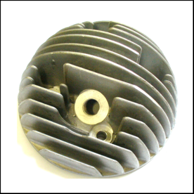 Disco metálico redondo com aletas largas e orifícios no centro