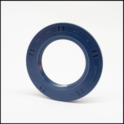 Vedante azul redondo com inscrições visíveis