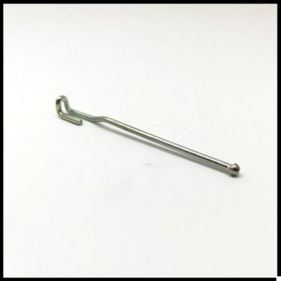 Agulha metálica prateada com uma extremidade curvada