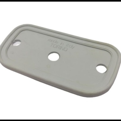 Peça retangular de plástico cinzento com três orifícios e texto 'MADE IN KOREA' e 'QDY801'