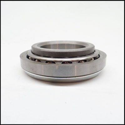 Rolamento de esferas metálico cilíndrico com esferas visíveis