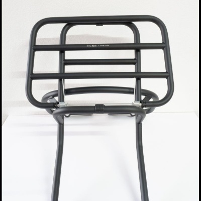 Suporte metálico preto com barras horizontais e verticais sobre fundo branco