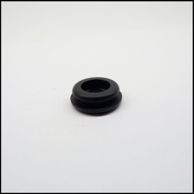 Anel de borracha preto redondo sobre fundo branco