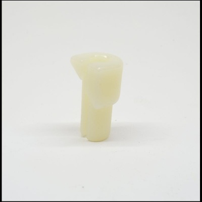 Peça plástica bege clara em fundo branco