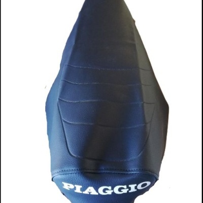 Assento de motocicleta preto com logo PIAGGIO branco