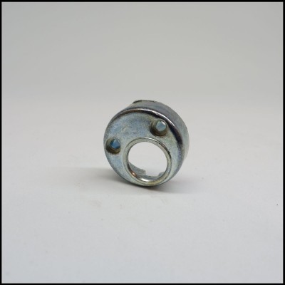 Peça metálica circular com parafusos sobre fundo branco