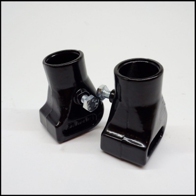 Par de adaptadores metálicos pretos com parafusos brilhantes