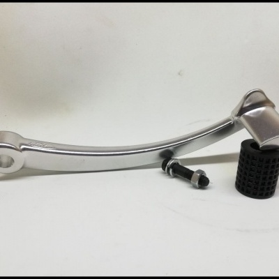 Manete de alumínio com peça preta e parafusos em fundo branco