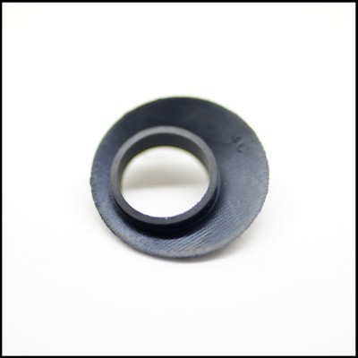 Peça circular em borracha preta com orifício central sobre fundo branco