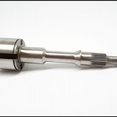 peça metálica cilíndrica com superfícies lisas, dentadas e roscadas