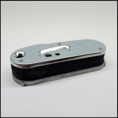 Prancha tensora metálica com cinto preto de tecido