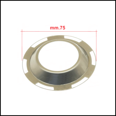 Anel metálico prateado com secções cortadas e medida mm.75