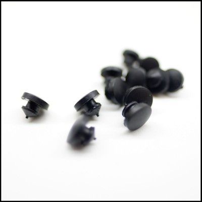 Botões pretos pequenos sobre fundo branco