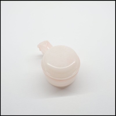 Objeto redondo rosa claro em fundo branco