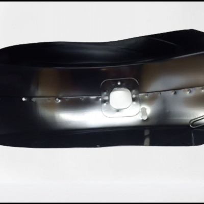 Carrinho de mão preto com estrutura metálica visível no interior