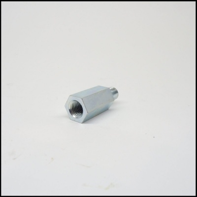 Conector metálico prismático prateado com roscas