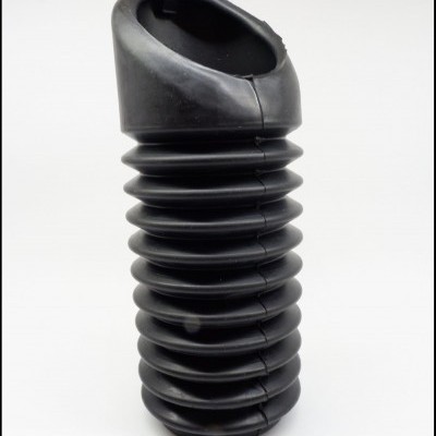 Tubo preto de borracha com anéis, fundo branco