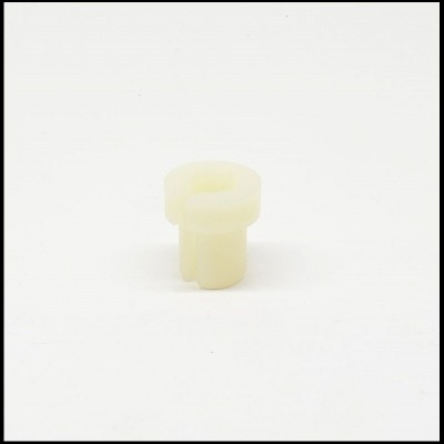 Peça pequena de plástico cilíndrica branca em fundo branco