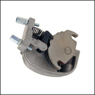 Peça metálica cinza com mola e parafusos