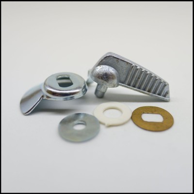 Peças metálicas e anilhas sobre superfície clara