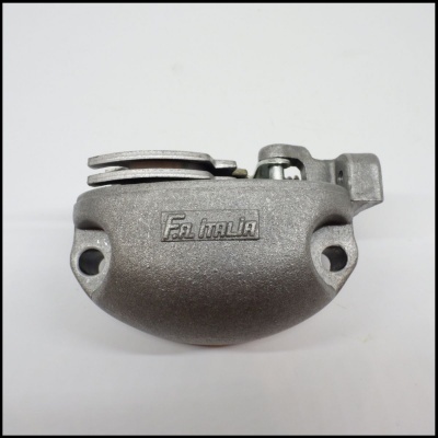Peça metálica cinzenta com texto gravado 'FAL MALIA'
